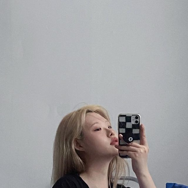혜로로☕️ on Instagram: "#협찬 #코지풀 하늘과 숲을 베고 자는 기분을 느껴봐🍃☁️ 평소 귀엽고 감성적인 소품을 보면 못지나치는 병에 걸렸는데 코지풀의 포토 레터링 양면 베개커버를 보