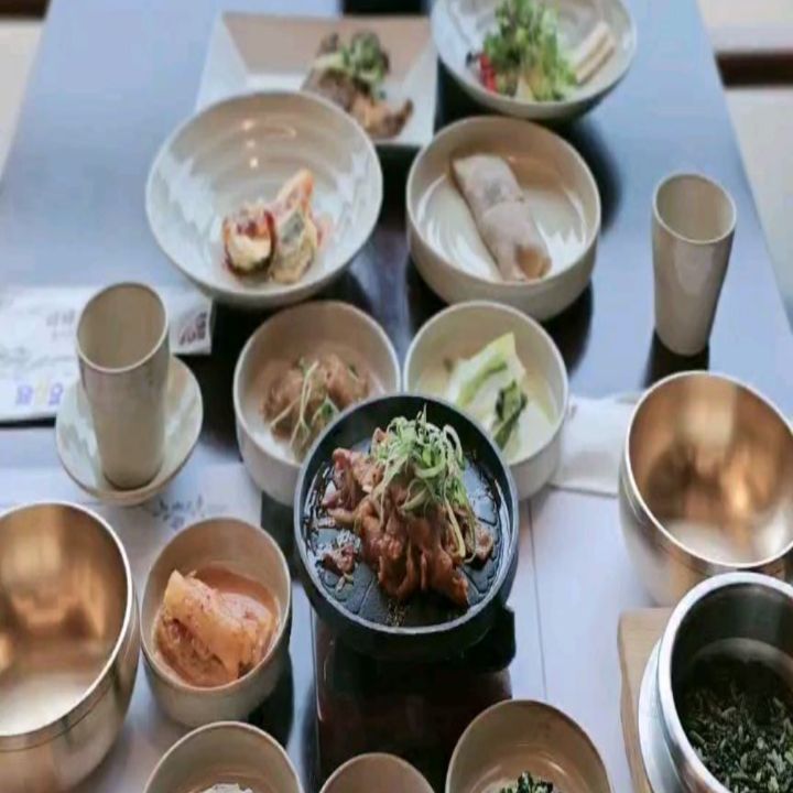 #협찬 #유료광고

진짜 한 상 거하게 받아
제대로 대접받고 온 느낌

여길 왜 이제야 간거죵?

음식 하나하나 다 깔끔하고 정갈해요
맛나게 다 먹었지만 든든한 밥상  완전 좋아♡

곤드레 향이 은은하니 간장에 비벼먹으니 꿀맛
누룽지까지 알차게 먹고 왔어요

직원분들도 완전 친절하시구요

주말엔 2층에서 바다를 보며 
여유롭게 식사 할 수 있어요
근처가 근린공원이라 식사 후
아이들과 산책도하고 놀이터에서 놀 수도 있고
일석이조

가족 모임하기에도 좋을듯해요
하늘도시, 구읍뱃터 맛집으로 추천👍

담엔 좋아하는 게장정식 먹으러 가야지

#이해동곤드레
인천 중구 영종진로57번길 27
032-752-4434

#영종도 #영종도맛집 #인천중구맛집 #하늘도시맛집 #영종맛집 #구읍뱃터맛집 #곤드레밥 #이해동곤드레 #이해동곤드레정식 #이해동곤드레비빔밥 #티블 #체험단