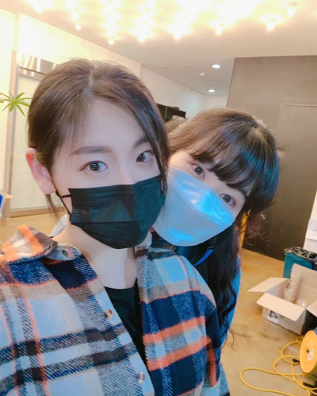 사랑하는 내 친구 수련아
아직까지 믿기지가 않는다는 말 밖에는 정말 떠오르는 말이 없네. 어제 소식 듣고 너무 놀라서 심장이 벌렁거렸어.. 바로 출발할 수도 있었지만 네가 영정사진으로 있는 모습을 빨리 마주할 자신도 없었고 그런 모습으로는 보고싶지 않았어.. 워낙 갑작스러워서 일찍 도착한 동료들이 분향소 설치도 아직 안됐다고 하더라. 마음의 준비를 조금이라도 하고 가려고, 부모님도 계신데 내가 너무 울어버릴까봐 장례식장 도착 후에 너를 마주하는 순간까지 머릿속으로 시뮬레이션을 돌리고 또 돌렸어. 그리고 차에 탔는데 너무 멍하더라. 아무 생각이 안들다가 갑자기 눈물이 흐르고 또 멍하다가 눈물이 나고가 반복됐어.. 그러다가 주차장에 도착했는데 동료들을 보는 순간 다시 눈물이 터져버렸어. 빨리 너에게 인사하러 들어가야하는데 떨어지지 않는 발길을 동료들 도움으로 겨우 뗐어. 그런데 모니터 속 3호실 박영인 이름과 사진을 보는 순간 마음이 찢어지는거 같더라.. 다른 고인 분들은 밑에 자녀, 사위, 며느리에 손주들 이름까지 적혀있는 어르신들이었는데 그 사이에 외동딸로 혼자 있는 너의 이름 밑에만 너무 휑하잖아 그만큼 어리고 앞길 창창한 넌데 너무 안타깝잖아.. 어떻게 이래 마음이 너무 아파..
상복도 못입으신 어머님과 나에게는 건강하라는 아버님 말씀이 내 마음을 후벼파서 눈물이 멈추질 않더라. 그래도 제일 억울한건 너일텐데 내가 우는 것도 맞는건지 모르겠더라..
부고 소식을 듣고 부조금 낼 생각 조차 못한 것도 처음이야. 삼성페이 쓰면서 나 지갑 잘 안들고 다니는데, 하필 어제는 부조금 바로 뽑을 수 있게 준비라도 해 놓은 양 지갑을 챙겨나갔더라... 그런 내자신이 밉기까지 했어. 너 한참 몸도 안 좋아서 우리 몸보신하러 삼계탕 먹으러 가기로 했잖아 건강이 최고라고 건강하게 보자구 했잖아 왜 건강하게 못보는거야 너 미워..
근데 수련아. 너는 내가 학교 졸업 후에 공연하면서 만난 겨우 10명 남짓 되는 동갑내기 배우들 중에 제일 친한 2명 중 한명이었어. 몰랐지?! 넌 어떤지 모르겠지만. 그래서 참 많이 아끼고 좋아했어. 나에겐 없던 너의 멋지고 고급스럽던 목소리도 좋아하고 부러워하기도 했는데.. 못듣는다고 생각하니 마음이 아린다..
너랑 찍은사진 보려고 갤러리 열어봤는데 연습실에서 찍은 사진도 많고 분장하고 찍은 엽사도 있고ㅎ 다행히 그 짧은 기간동안 같이 찍은 사진은 꽤 많더라
너네집 가서 뽀또랑도 놀고, 수다 떨면서 깔깔거리고, 너 프로필 찍는다고 옷 봐달라했을때 너 살이 너무 빠져서 청바지 뒤에 찝어줬던것도 모두 주마등처럼 스쳐가네. 네가 직접 떠준 텀블러가방도 아직 있어. 한참 잘 갖고 다니다가 텀블러 바꾸게되면서 못쓰고 있었는데, 텀블러를 다시 사이즈맞는걸로 바꿀까봐 ㅎㅎ 

아직까지도 믿기지 않는 마음에 어제밤에 너에게 읽히지 못할 카톡을 보내고 겨우 3시간자고 깨고 1시간 자고 깨고 또 1시간 자고 깨기를 반복하던 와중에 너에게서 답장이 오는 꿈을 꿨어. 누가 봐도 너의 말투가 아니어서 꿈에서조차 부모님이 너인척 대신 보내주신거라는걸 알아차린게 참 마음이 아프더라.
오늘은 너무 집에 있으면 우울할 것 같아서 아침부터 운동도 가고 집와서 야속하게 점심도 잘 먹고 방에 들어갔는데, 마침 테라스에 흰 나비가 날아와있는거야. 우리엄마가 갖다놓은 꽃들에 이리저리 맴돌길래 밖으로 나갔는데, 내가 가까이 가도 도망 안가고 똑같이 꽃들 사이를 이리저리 꽤 오래 왔다갔다 하더니 날아갔어. 그냥 내 마음이 너라고 믿고싶은 것일수도 있는데, 혹시나 정말로 너일까 해서 또 눈물이 왈칵 쏟아졌어. 이런 일로 네가 네이버 검색어 1순위에 있는 것도 너무 낯설고, 그냥.. 친한 친구를 갑작스러운 생이별로 떠나보내는게 처음이라 널 어떻게 추모해야하는지도 사실 잘 모르겠어..
하지만 수련아. 그 곳에서만큼은 부디 아픈 곳 없이 꼭 건강하게 너의 예쁜 미소 잃지 않고 잘 지내고 있어야해. 비록 우리가 함께 한 시간은 2년밖에 되지 않지만 동갑내기 친구가 있다는 것만으로도 나는 참 많이 든든했어. 깔깔대며 나눈 시시콜콜한 얘기들부터 꽤나 진지한 얘기들까지 나누며 서로 의지하고 응원했던 시간들, 추억으로 잘 간직하고 너의 몫까지 열심히 부끄럽지 않게 살아가면서 꼭 널 잊지 않을게.
예쁘고 귀엽고 사랑스러운 내 친구 뚜려니야. 너무 보고 싶다. 사랑해