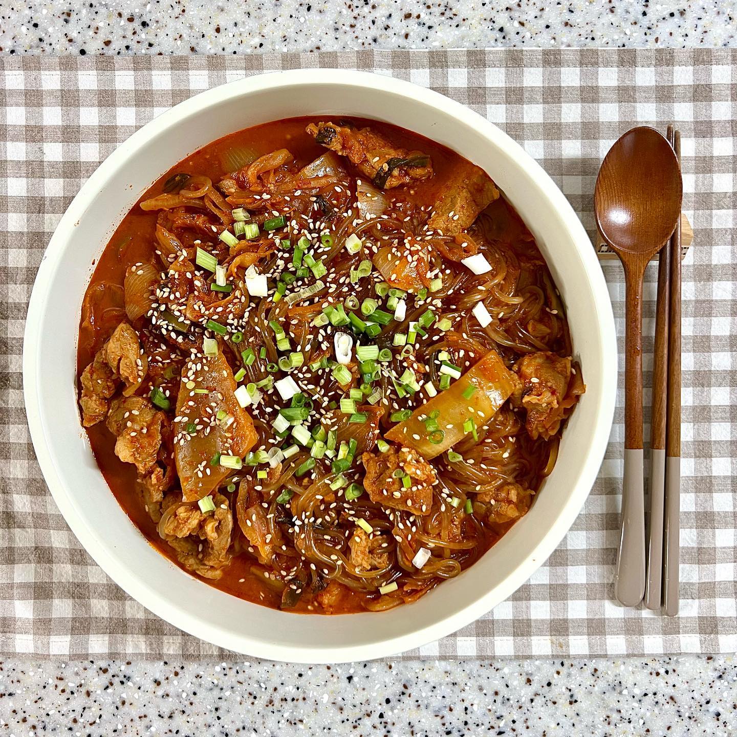 오늘은 김치 돼지 짜글이 🤍
당면 가득 넣어서 후다닥 만들었다👩🏻‍🍳
밥 반찬으로 최고인 짜글이🔥
국물에 자작자작 밥에 비벼 먹으면 
여기가 바로 천국입니다👼🏻

📌돼지김치짜글이
+묵은지 총총 썰어서 참기름 넣고 후다닥 볶아주고
+김치가 투명해지면 앞다리살 넣고 충분히 볶아주다가
+멸치 다시마 육수 부어주고
+설탕,고추장,매실액,간장,다진마늘 넣어서 양념장 만들어주고
+푹 끓이다가 불린 당면 넣고 좀 더 끓여주면 완성♥️