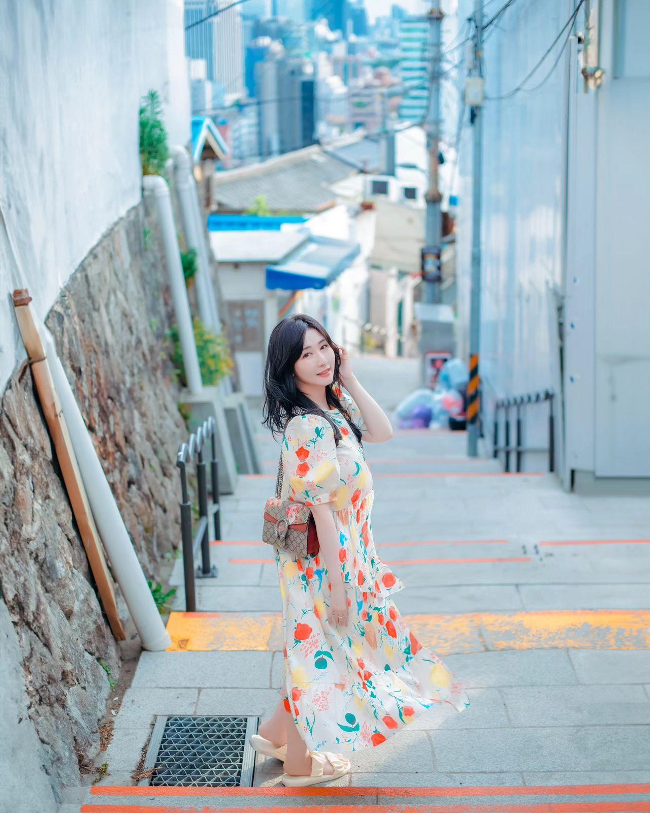 2023.05.25..

포토샵 베타버전에 등장한 
Generative fill ( 생성형 채우기 ) 기능으로 
인스타그램에서 지원하는 4*5 크기로 
배경 채우기 테스트.. 

당연한 말이지만 
배경이 단순하면 단순할수록 
더 손을 볼 필요가 없는 수준.. 

개인적으로 이런 기능들이 속속 등장할 때마다
이제는 조금 무섭기까지 하다... 

#인물사진 #인물사진계정 #인물사진중심 #인물스냅사진 #인물스냅촬영 #인물촬영문의 #인물사진촬영문의 #감성사진 #감성사진촬영 #스냅사진촬영 #골목스냅 #골목스냅사진 #골목스냅샷 #portrait #snapshots #snapstagram #snap #snaps