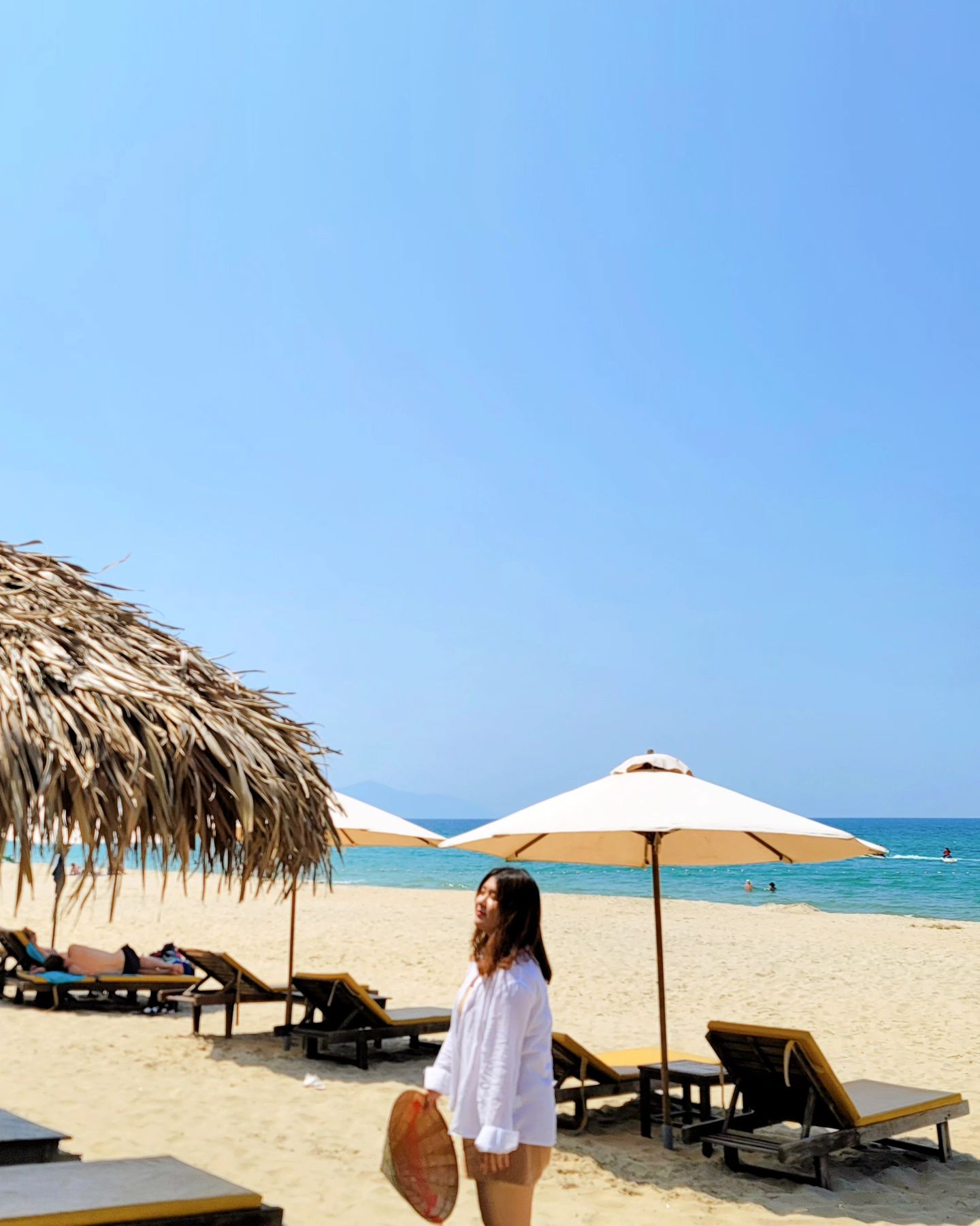 🇻🇳Đài truyền hình Việt Nam🇻🇳
사진만봐도 덥네...😵
땀 뻘뻘 흘리면서 찍은 사진인데 
사진이.흐린이유는 
 📷 by mom 😅 
바닷물도 뜨끈할 정도면 말 다했다