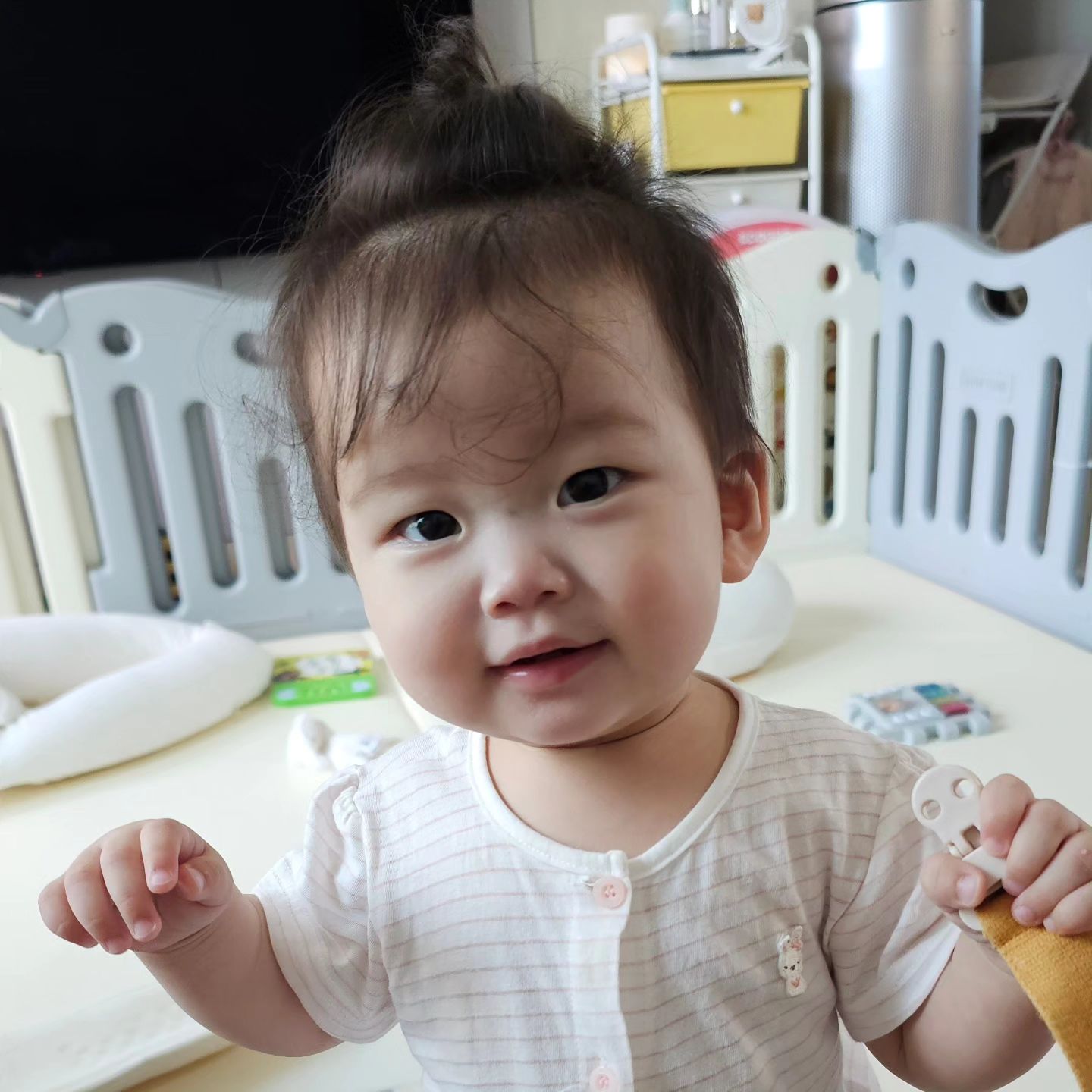 거실은 그지꼴인데ㅋㅋㅋ
율이는 너무 예쁘네🥰
쪽쪽이보다는 쪽쪽이 클립을 더 사랑하는 율😆

#딸스타그램 #9개월여아 #사랑해