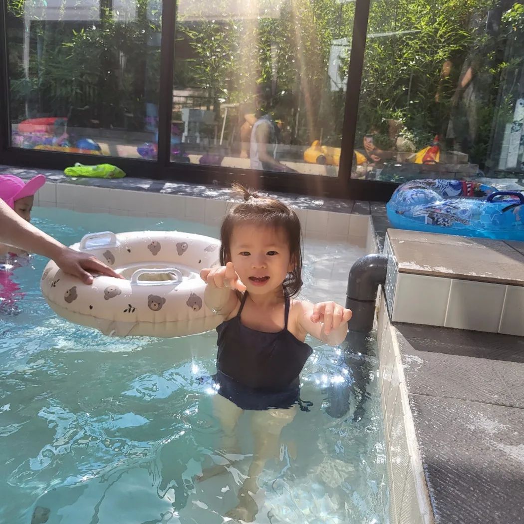 보행기튜브는 그냥 장식일 뿐...
아희의 첫 풀빌라 여행👌

#보행기튜브 #아기수영복 #baby