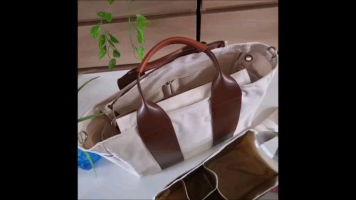 실용적 기저귀가방추천드립니다
기저귀를 비롯해서 유아용품을 효율적으로 수납하고 휴대하면서 멋과센스감을 들어내는 여성숄더백으로 사용 할수 있는 미카백입니다
기저귀백에 독특한 기능 중 하나는 물티슈포켓과 확장포켓이 존재합니다 물론 내구성도 굿 이고 무거운 물품을 넣어도 모양이 지탱되는 3중 바닥지지 구조라고 국민기저귀가방이라고 불리울 만 합니다