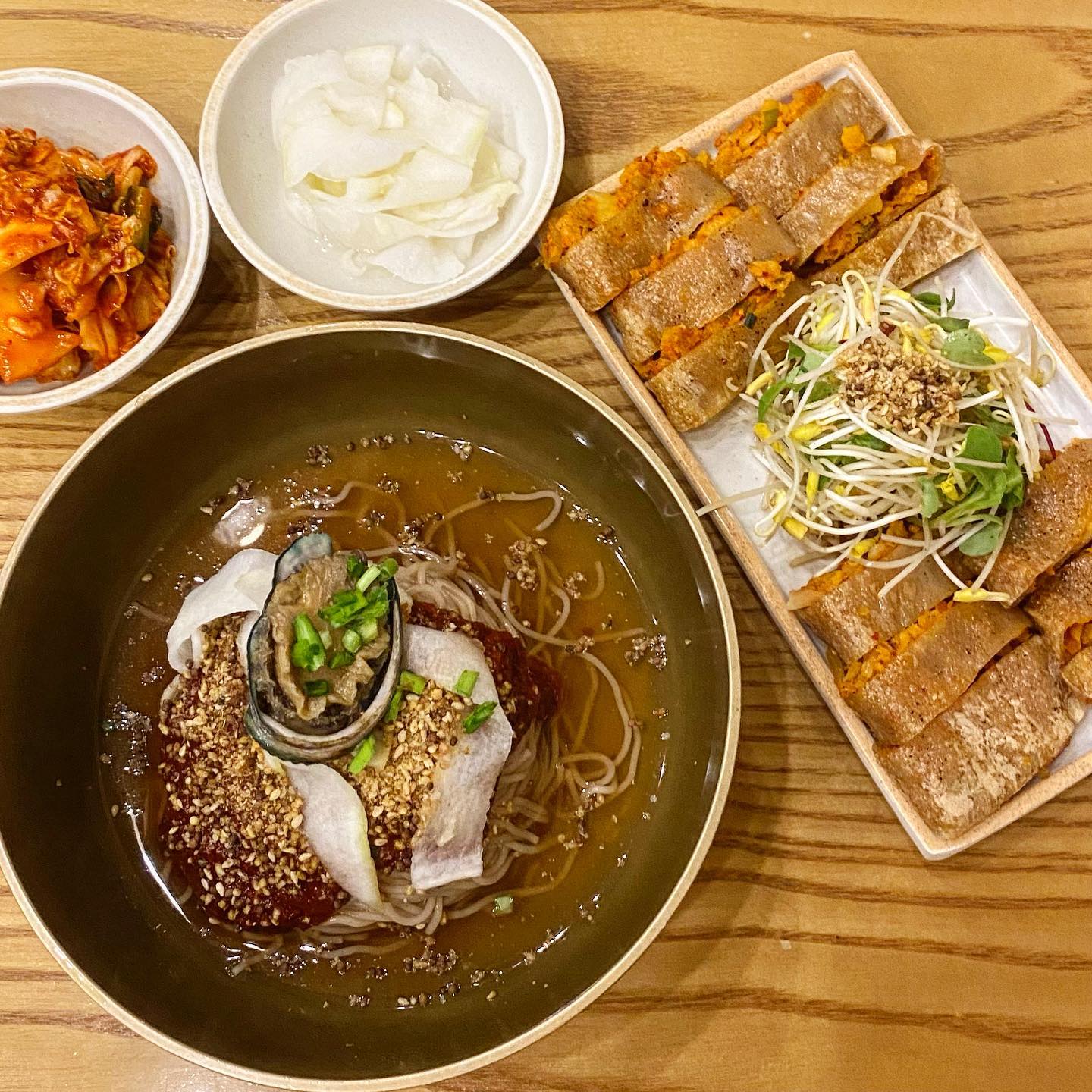 📍잘빠진메밀 서촌 본점
👉순메밀 막국수(비빔), 메밀전병👈

경복궁 주변 서촌에 막국수 맛집이 있다고 해서 방문한 곳!
미리 저장해뒀었는데 드디어 갔네요 ㅎㅎ
저는 냉면도 물보단 물비빔같은 비빔을 좋아해서 비빔막국수에 막국수만 먹으면 허전하니 전병도 함께 주문했어요☺️
근데 완전 제 스타일인 물비빔st인 비빔막국수❤️
촉촉 새콤 달콤한 것이 쑥쑥 들어갔습니다😋
근데 진짜 메밀전병은 무조건 주문하세요!!!
가운데 양념된 야채랑 같이 그냥 먹어도 꿀맛인데 막국수랑 먹으면 더 맛있움☺️
막국수가 메인인데 막국수보다 전병에 빠져버린 이상한 장면🙄
그 정도로 제 스타일이어서 주문하길 넘 잘했더라구요 ㅎㅎ
왜 인기 있는지 알 것 같은 곳!
다음에는 수육도 한 번 먹으러 와야겠어요~

더 궁금하신 분은 프로필 링크 타고 블로그로 보러오세요~🙌
.
.
#잘빠진메밀 #메밀 #메밀맛집 #메밀막국수 #메밀전병 #막국수 #막국수맛집 #경복궁맛집 #서촌맛집 #서촌데이트 #서촌가볼만한곳 #서촌식당 #경복궁역맛집 #경복궁나들이 #경복궁맛집추천 #서촌핫플 #서촌맛집추천 #먹스타 #맛스타 #맛스타그램 #먹스타그램 #오늘뭐먹지 #먹팔 #좋반 #좋아요반사 #리뷰 #리뷰스타그램 #food #foodphotography #review