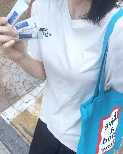 최규리 on Instagram: "#광고 어스름한 출근길에 #스틱커피 들고 총총🏃‍♀️ 벌써 세 번째 #맥널티 제품이네요! 여긴 다른 것 보다 커피가 진심 찐이에요 ☕️ 세계 원두 생산량 2위 베