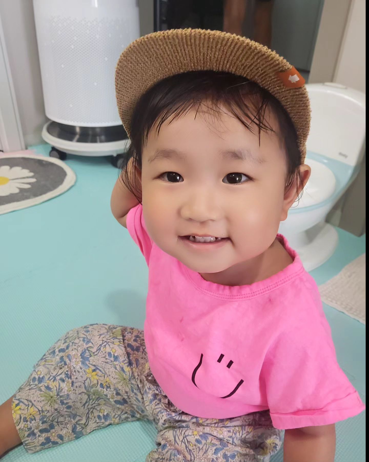 작년에 샀던 모자가 이제 맞는구나 ㅎㅎ 작년에는 너무 커서 헐렁했는데 이제는 딱 맞네 ㅎㅎ 

#딸스타그램 #기록스타그램 #육아스타그램 #모자가잘어울리는아기
