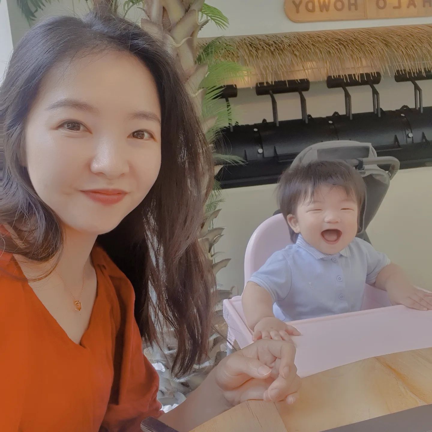 D+329
소아과에서 코로나 다 나았다는 얘기듣고
콧바람쐬러 룰루🎶
.
태어나 처음으로 항생제도 먹고
고열로 엄빠 애간장 녹였지😵
아빠가 휴가 잔뜩써서 금방 나았니 #아빠껌딱지
.
아프고 나면 쑥 큰다더니
이제 슬슬 잡고 서는 연습중😍
.
10개월 아기는 기분 최고👍
약간의 소음과 넓은 공간 덕분에 
아기가 소리 질러도 눈치 안보였던 #할로하우디
서빙 로봇 구경하느라 바쁜 너❤️
엄빠는 나름 여유있는 브런치 냠냠✨️
.
난 인생샷 찍고 싶었는데 아쉽 ㅎㅎ
.
#일상 #맘스타그램 #육아일기 #10개월아기 #브런치 #육아스트레스해소 #소아과오픈런 #아프지말자 #코로나19물러가라 #소통 #좋아요 #좋반 #좋아요반사