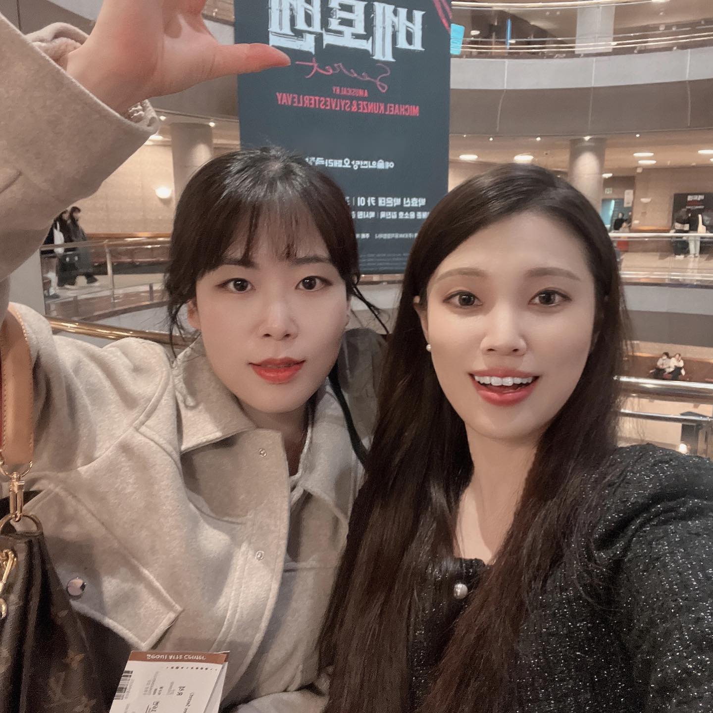 밍기적밍기적 드디어
수림이랑 놀았던거ㅓㅓㅓ 기록~
근데 이게 올헤 첫 피드
나 게을렀네..🫨
밀렸던거 열심히 올려야지
.
.
.
.
#올해첫피드 #2023 #기록
#서울 #뮤지컬 #예술의전당 #베토벤 #문화생활 #과자파티 #헨젤과그레텔 #노티드토끼 #선물 #구찌 #목걸이
#Seoul #Musicals #Beethoven #LudwigvanBeethoven #Culture #Party #knotteddonuts #Gift #Gucci #Necklace