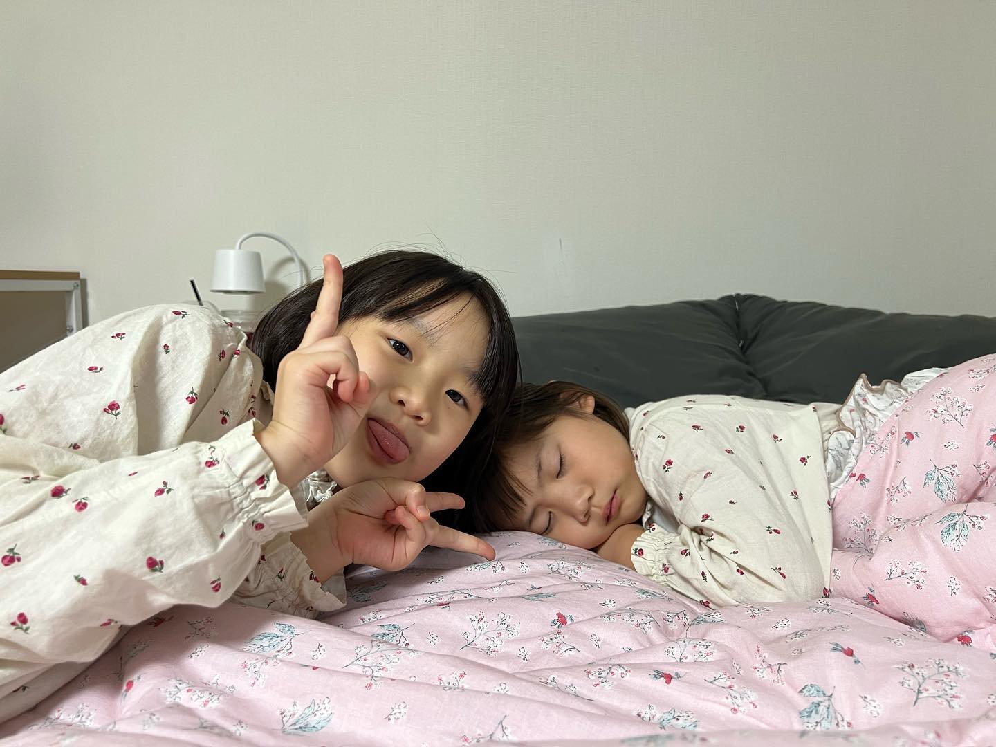 #희뿌네일상

잠자는 동생 옆에서✌🏻
-
드라마 장면 그림으로 그리기