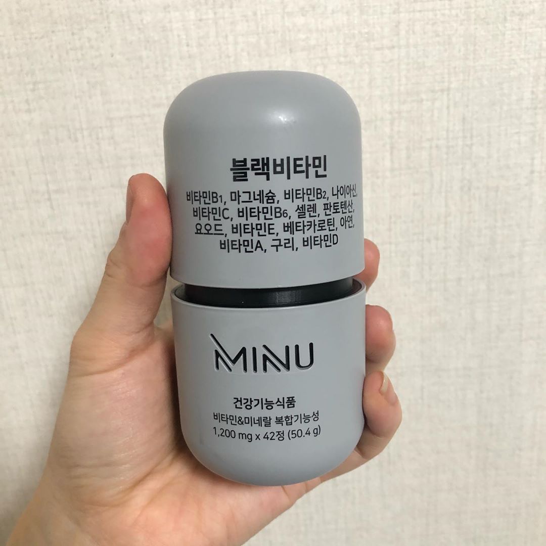 먹스타꿈나무 돼희ღ on Instagram: “. . 오늘 리뷰는 먹스타아니구 건강스타그램! 미누 블랙비타민🖤 남성들을 위한 멀티비타민이래융 제 남자친구는 잠을 자도 자도 피곤해해서 .. 알아보다가 알게된 비톼민!!! 하루 2정으로 간편하게 비타민 섭취가능(ღゝ◡╹)ノ♡ 남자친구 먹여보니 피로가…”