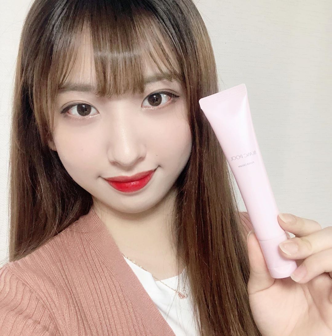 조수현 on Instagram: “발림성이 완전 로션처럼 부드러워요 !! 기존 부자연스러운 톤업크림보다 엄청 자연스러워요 바른듯 안바른듯!! 베이스 메이크업으로 발랐는데 피부가 뜨지 않고 촉촉하게 잘 되었어요!! 앞으로 톤업크림은 블랑풀 톤업크림으로!! 지금 1+1 행사중이랍니다…”