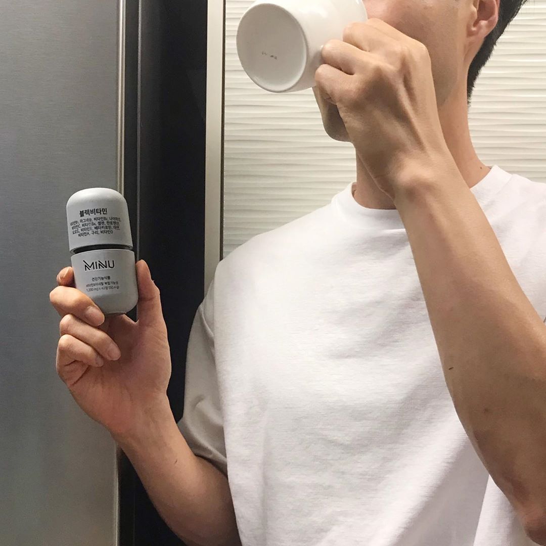 🌳 on Instagram: “피로개선에 좋은 비타민B을 포함한 
15종의 비타민과 미네랄을 하루 2정으로 간편하게, 
늘 피곤해하는 남편을 위한 ‘미누 블랙비타민 💊’”