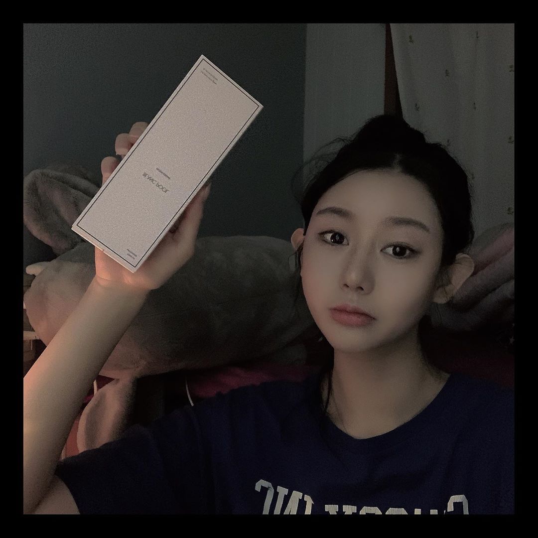 김성은 on Instagram: “🌚블랑풀 필터크림(미백크림)🌝 이번에 블랑풀 필터크림을 사용해 봤어요! 영상에 보여지기 위해 조금 더 많은 양을 사용했지만 실제론 사진과 같이 자연스러운 톤업이 되더라구요🌞 발림성이  좋아서 적은양으로 먼저 사용했다가 부족한 부분을 더 바르는게…”
