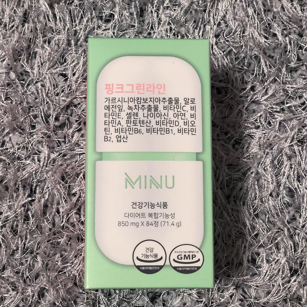jungun808 on Instagram: “탄수화물이 지방으로 합성되는 것을 막아주는 가르시니아 추출물과 체지방 감소에 도움을 줄 수 있는 녹차추출물 카테킨, 그리고 원활한 배변활동에 도움을 줄 수 있는 알로에전잎이 포함되어 있는 미누 핑크그린라인으로 다요트 시작! 알약 크기도 적당해서…”