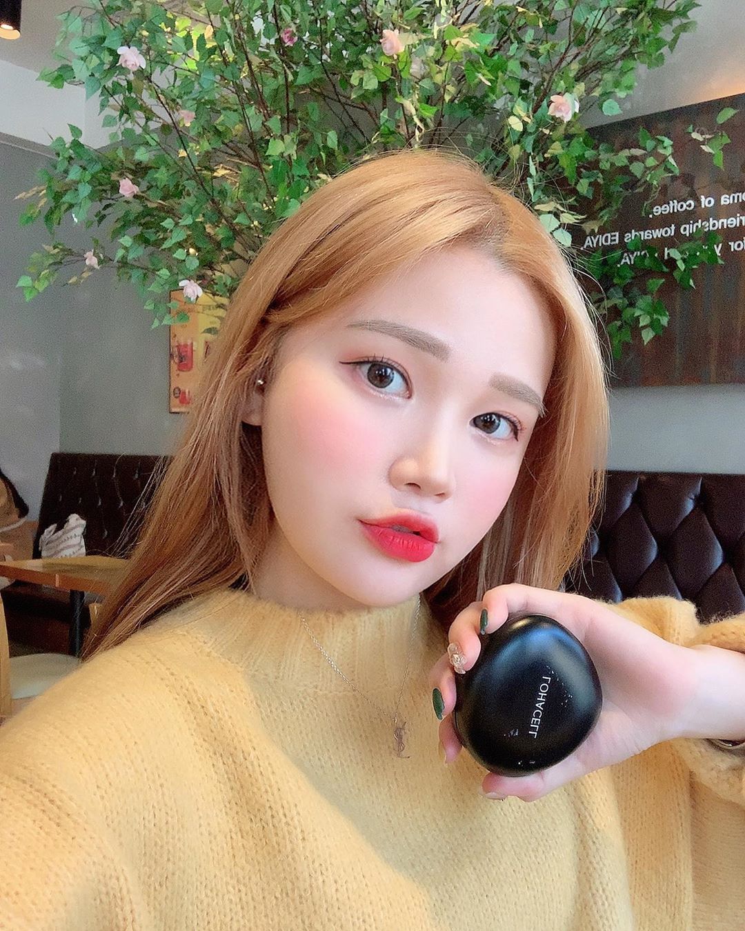 김수아 on Instagram: “지성피부도 오랜시간 무너짐 없이 일상생활이 가능해서 요새 데일리로 잘 쓰고 있는 쿠션 🥰 보송한 마무리감에 다른 쿠션과는 다르게 물방울 모양으로 생긴 퍼프 때문에 꼼꼼하게 바를 수 있는게 장점이에요 ♥️ - - - - #로하셀 #lohacell…”