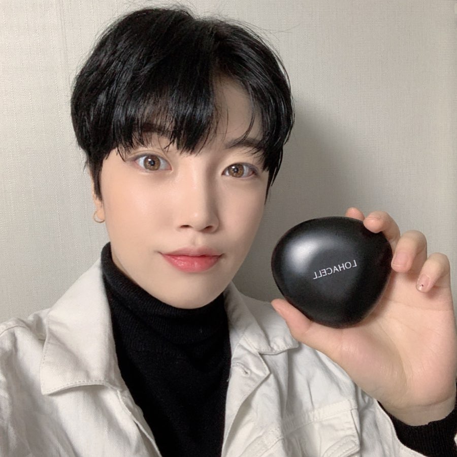 나종주 on Instagram: “요즘 뜨는 쿠션 로하셀 리얼 피팅쿠션 🤩  48시간 지속력 , 얇고 가볍지만 강력한 피팅효과 생긴게 진짜 조약돌 같아서 너무 귀여움!! 조약돌처럼 매끈한 피부 연출 가능 퍼프는 눈가, 코 주변 같은 좁은 부위도 꼼꼼하게 커버할 수 있도록…”