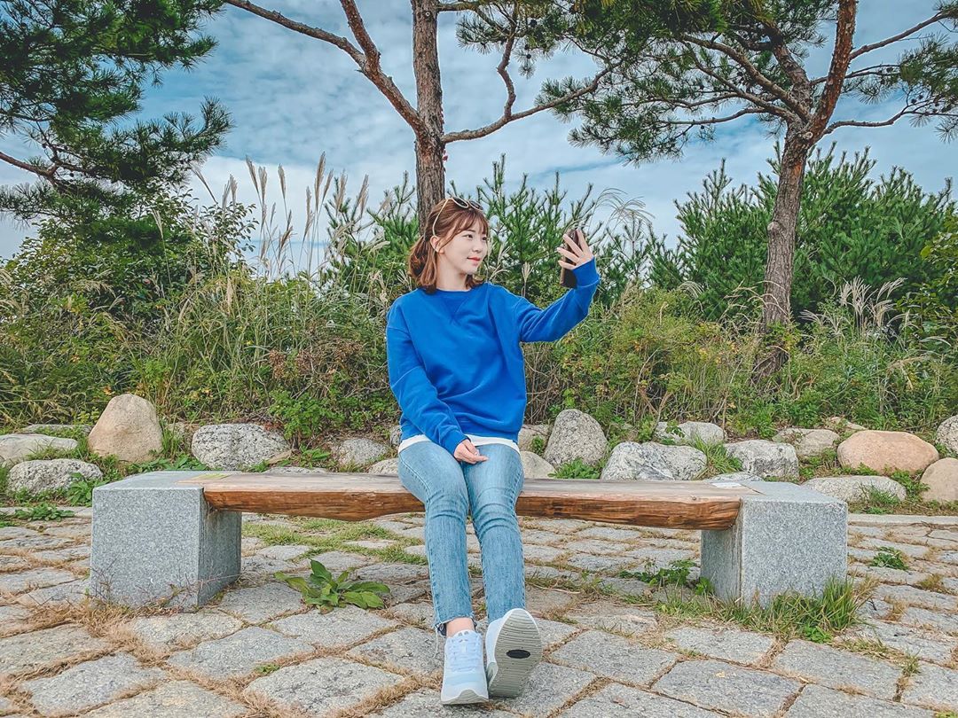 장서원 on Instagram: “. 키가 컸으면 좋겠다고요?! 이미 늦었습니다!!! 자 방법은 하나!!! 돈으로 해결하세요! 🥳 . 4cm 굽으로 신자마자 키가 솟아 오릅니다!!! 미끄럼 방지 기능 있어서 등산도 가능 함다!!! 하지만 난 등산을 싫어해요!!! 🙅🏼‍♀️ 에어쿠션…”