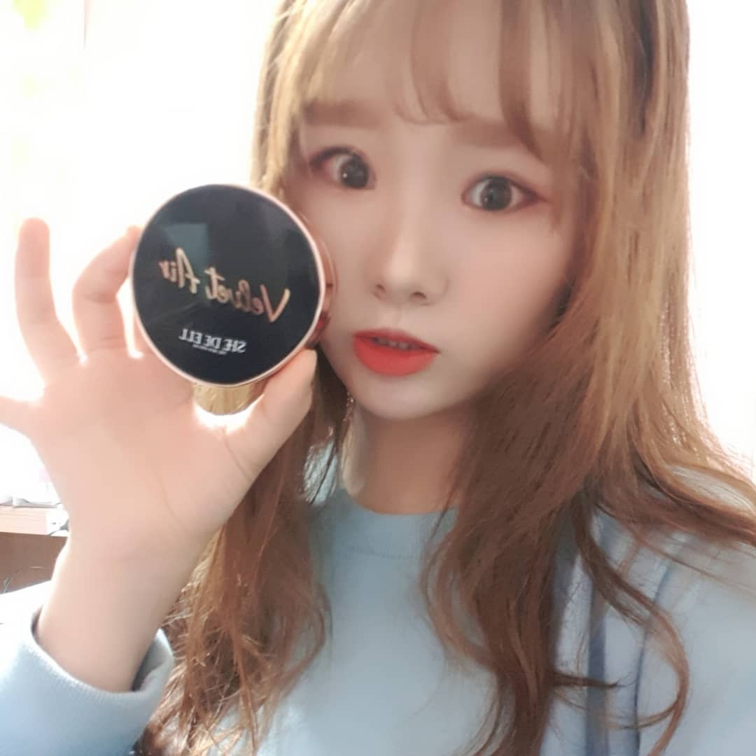 소영 on Instagram: “#첫줄안녕 아니 징쨔여러분 이거내가 제품 제공받아서 하는말이 아니라 진쨔너무조흠 ㅠㅠ 첫번째사진은 메이크업하자마자 아침에 찍은거지만 두번째사진은 어제 아침에 메이크업하고 수정화장 한번도 안하고 밤 10시에 찍은거에요  유라이크로 찍긴햇는데 뷰티…”