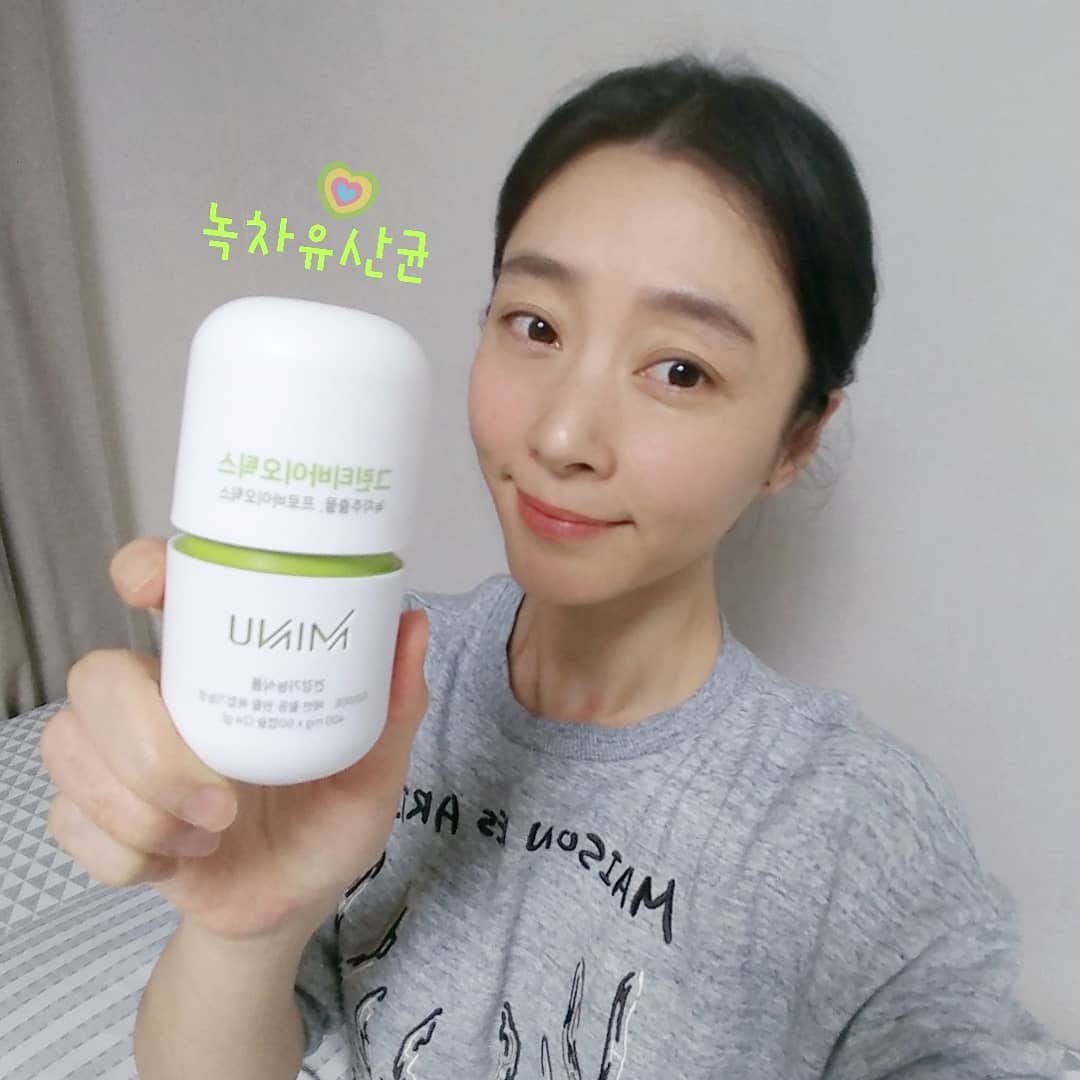 리뷰어맘💛육아수다 소통해용😘 on Instagram: “다이어트의 생활화💚유산균도 그린티 함유 프로바이오틱스로 먹어주기😘  와니 엄니는 초코와  삼겹살이 주식이에여😭  못살아ㅜㅜ  육아하면서 자꾸 왜 허기진지 열량 높은 걸 찾게 되더라구여😱  평소 차류나 새싹보리 아로니아등을 물에 많이 타서 먹는데…”