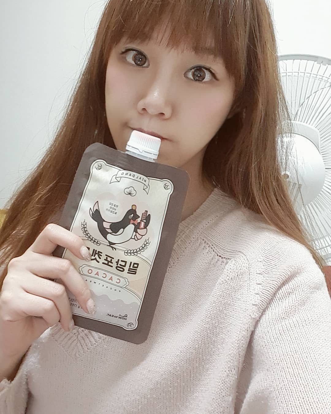 미요미(LeeMinYoung) on Instagram: “밀당포켓밀 카카오!! 제가 좋아하는 카카오닙스맛ㅎ 저는 번갈아가면서 먹는데ㅎㅎ 요것 역시 저칼로리지만 한 끼에 들어가야 하는 영양성분이 모두 들어가 있어 끼니 대용으로 손색없어요ㅎ게다가 넘 맛있다는ㅎㅎ 역시 우유 없이 팩에 물만 가볍게 부어 쉐이킷…”
