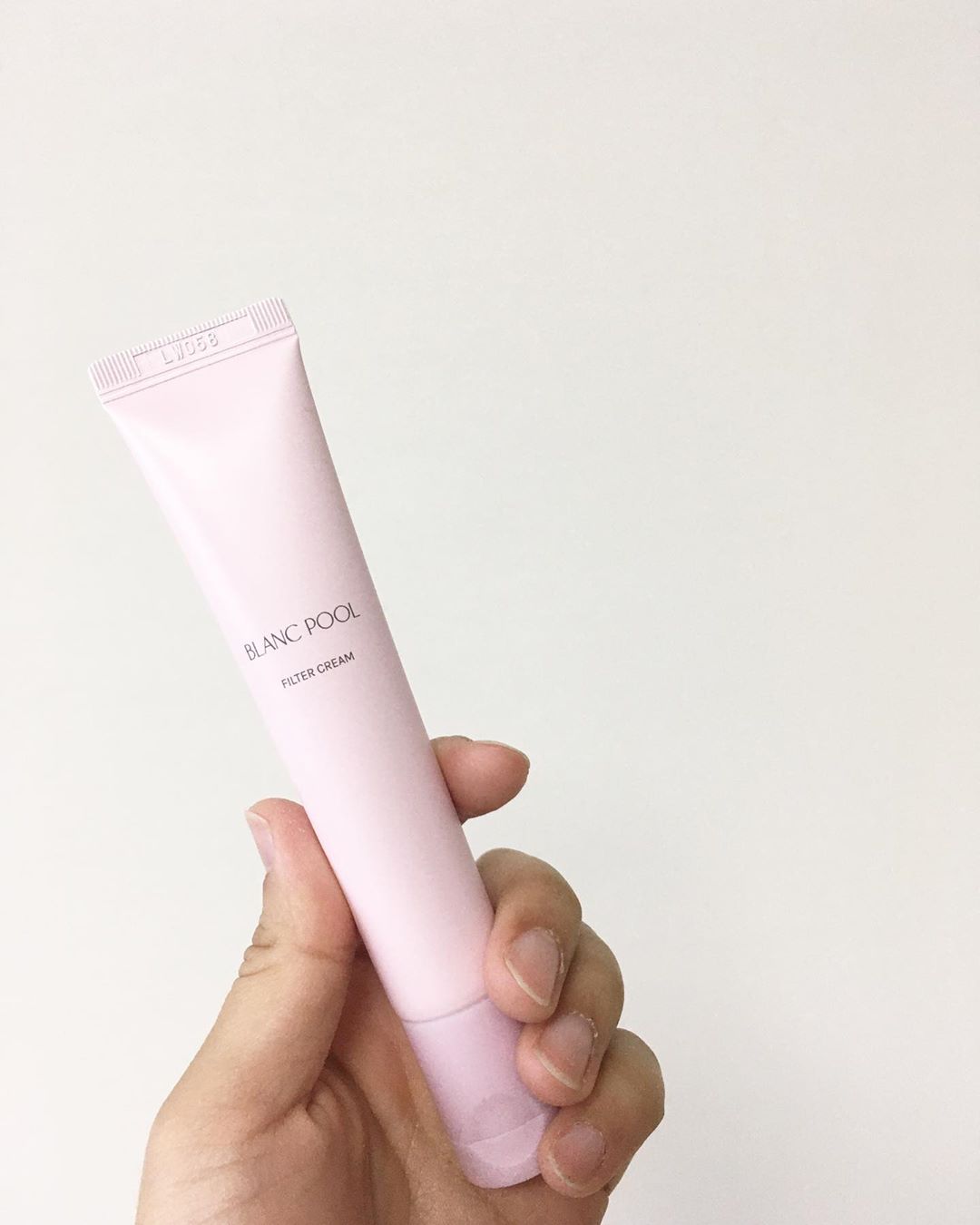 김은정 on Instagram: “#생후1107일#생후478일 완전 자연스러운 톤업크림 만남💁🏻‍♀️ 화장을 한듯 안한듯 인생 #생얼크림 발림성도 짱, 손으로 확인해보니 확연한 차이를 보이는군💆🏻‍♀️ . . @blancpool_official 🌸 . . #블랑풀#필터크림#블랑풀톤업…”