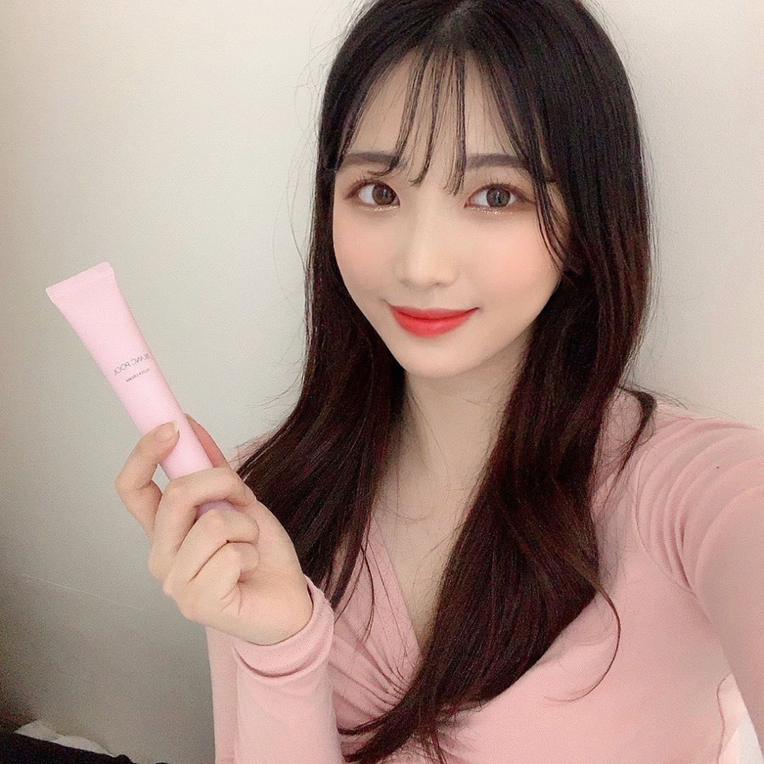 @h_adorable.s2 on Instagram: “요고 발림성은 로션처럼 촉촉하고 부드러운데 또 마무리는 끈적이지 않고 엄청 산뜻해서 놀랐다 무엇보다 톤업이 자연스러워서 화장하긴 부담스러울때 가볍게 쓱 바르기 좋은 제품!. 심플한 디자인에 핑크핑크한게 소장욕구 더 뿜뿜하는군😏💓 . . . .…”