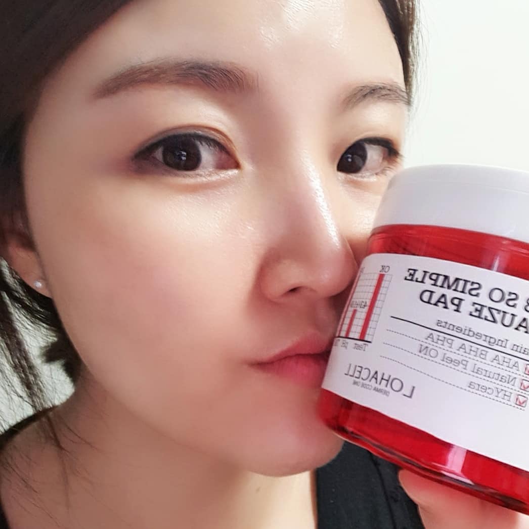 arain under the moon. on Instagram: “❤ 환절기에도 쫀쫀하게  건조해지는 날씨만큼 거칠고 예민해지는 피부 . 거즈면으로 각질과 블랙헤드 잔여 메이크업까지 청소하고 . 엠보패드로 진정 보습까지 . 한장으로 끝나는 기초정돈 #쏘심플 . #세상똑똑#로하셀 #lohacell #쌍욕패드…”