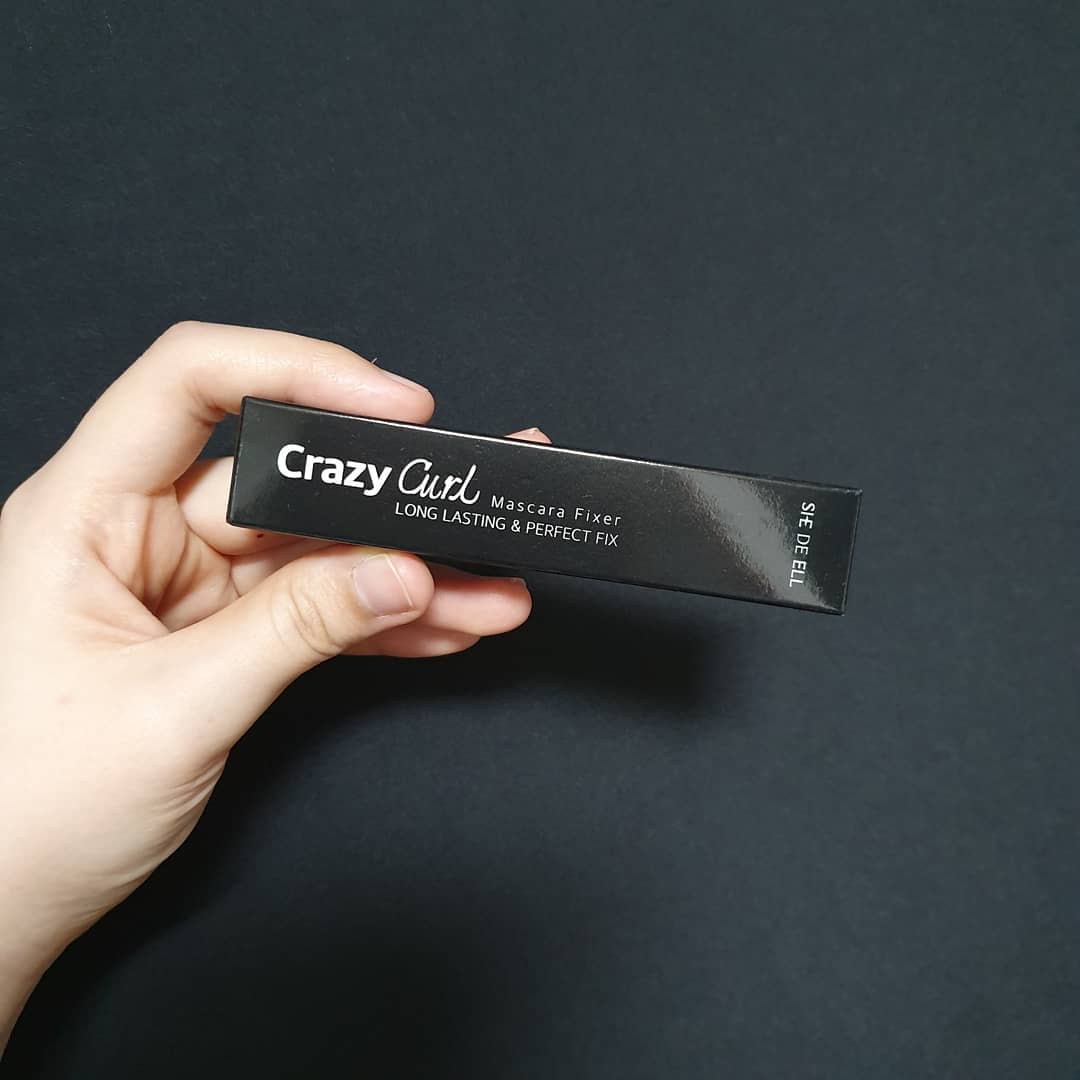 깽이❤ on Instagram: “😎쉬드엘 크레이지 컬 마스카라 픽서😎 한쪽과 안한쪽의 컬링차이 대박...왼쪽이랑 오른쪽 올라간게 다름😭 아찔하게 올려준다는 말 안믿었는데, 써보니 왜 크레이지 픽서인지 바로 알수있는 아이템!! 다른제품들중에선 픽스되면서 눈이 좀 따가워지거나 좀…”