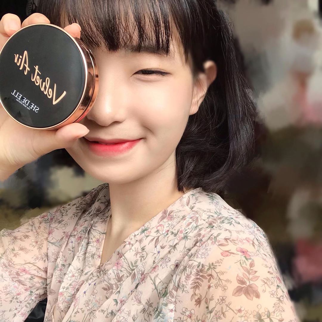 @us2s2u on Instagram: “쉬드엘 벨벳 에이블 쿠션은 얇게 밀착 되어서 나갈 때 쓱 쓱 대충 바르고 나가도 돼서 너무 좋다! 지속력도 좋아서 수정 화장 할 일 별로 없어서 간편하다 😊  #쉬드엘 #SHEDEELL #쉬드엘벨벳에어에이블쿠션 #쉬드엘쿠션 #쉬드엘벨벳쿠션…”
