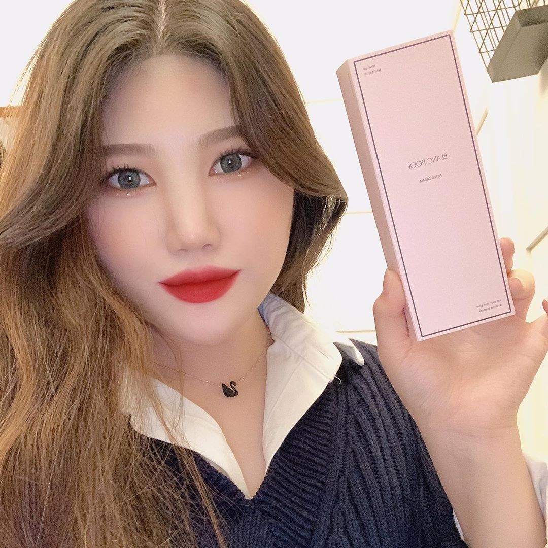 박엔젤입니다 on Instagram: “블랑풀 필터크림 🌺  다른 제품들과 다르게 이 제품은 아주 자연스러운 톤업크림이에요 그래서 여러번 덧발라서 더 하얗게 연출도 가능하시고 아니면 한번 발라서 자연스럽게 연출하셔도 좋아요  자연스러운 발색이기에 남자친구가 갑자기 찾아왔다! 그럴 때…”