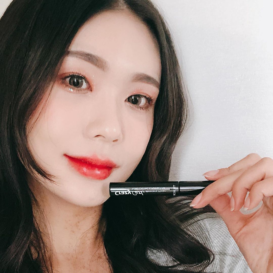 어린지🍊 on Instagram: “쉬드엘 마스카라 픽서✨ 제가 마스카라충인거 아시죠😅  항상 컬링이 좀더 강했음 좋겠다 생각했는대 쉬드엘 픽서로 해결💘 떡지지않고 하예지지 않아서 굿👍👍 아이메이크업 필수템이쥬😍😍 .  #쉬드엘 #SHEDEELL #쉬드엘크레이지컬마스카라픽서…”