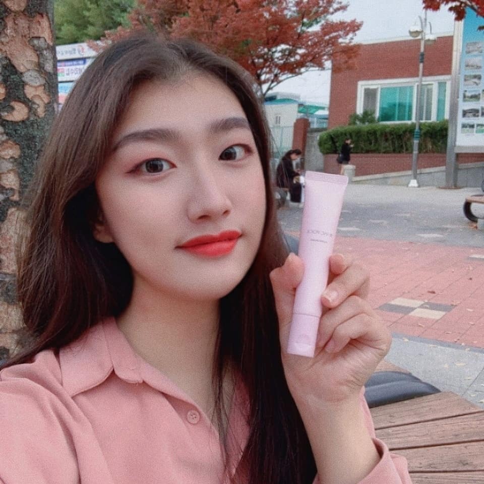 곽밍채 on Instagram: “촉촉하고 뜨지않는 로션 같던 미백크림😆
너무 하얗게도 아니고 자연스러워😆
.
.
.
.
#블랑풀#필터크림#블랑풀톤업#블랑풀필터크림#톤업크림#톤업크림추천#리뷰쉐어#ad”