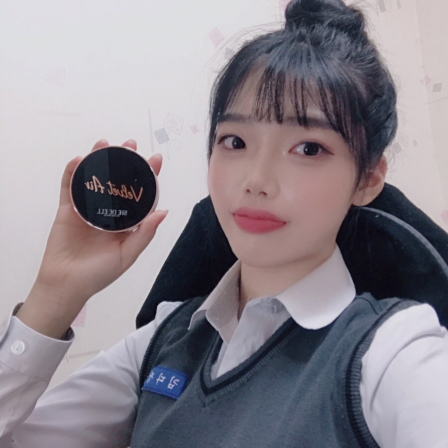다정 on Instagram: “#쉬드엘벨벳에어에이블쿠션  평소에도 쉬드엘 제품 너무 좋아하는데 신제품 쿠션이 나왔다고 해요 ㅎㅎ _피부에 잘 밀착되고 커버력이 엄청 좋아요🥰 _시간이 지나도 저는 무너짐이 거의 없고 그냥 간단한 수정으로 다시 깔끔해져요 🥰 #첫줄 #팔로워…”