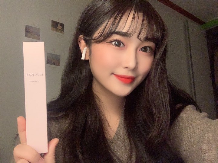 윤영이야 on Instagram: “톤업크림 오랜만에 써 봤는데 쌩얼일 때 가볍게 써도 좋고 화장할 때 베이스로 쓰기 쪼아용 냄새나는 화장품 잘 못쓰는데 무향이라서 더 좋은 것 같당 ! 남찡구 있는분들 빨리 쌩얼인 척 하세요 얼른 ٩꒰ ˘ ³˘꒱۶~♡ #블랑풀톤업크림 #블랑풀 #블랑…”