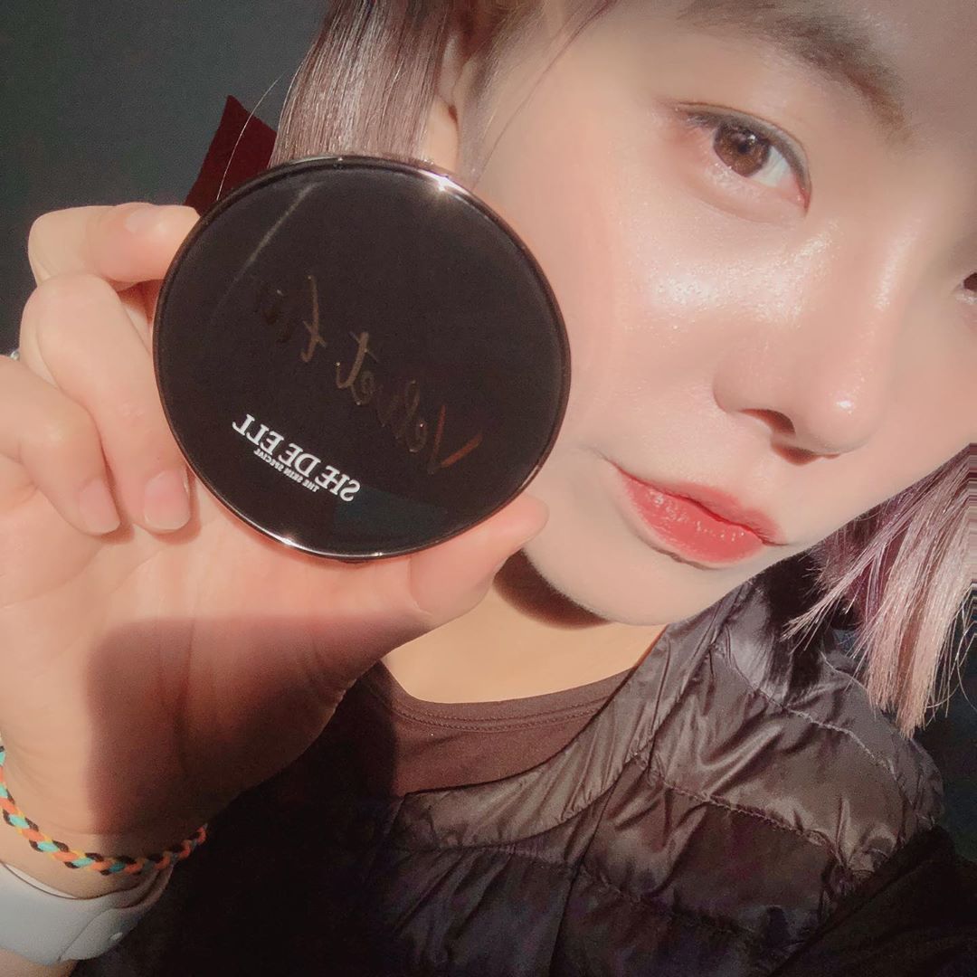 🅗🅨🅔🅛🅘🅜🐮 on Instagram: “사진은 역시 #자연광🌞 ⠀ ⠀ 수분감이 많으면 커버력이 떨어진다는 보편적인 상식을 깨버린 팩트🌝🌝 ⠀ ⠀ 바르는 순간 촉촉함이 짱짱👍🏻👍🏻👍🏻 피부타입에 따라 다르게 연출 가능하니 넘나 좋은거~ ⠀ ⠀ 피부에 산뜻함을 전달하는 쉬운방법 속 당김 없는…”
