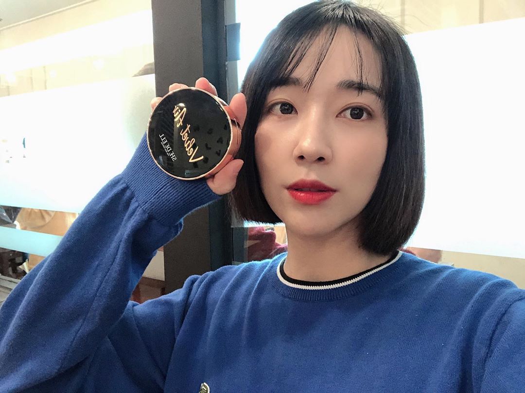 뵤니닝 on Instagram: “요즘 쓰고 있는 쉬드엘 벨벨 에어 에이블 쿠션! 얇게 밀착 커버가 되서메이크업 지속력이 오래가는 제품 :) 게다가 블루라이트 차단인 루테인이 들어가 있어서 피부를 보호해주고 메이크업까지 가능하니 나에게 찰똑 저는 평소 23호를 써서 23호를 쓰고…”