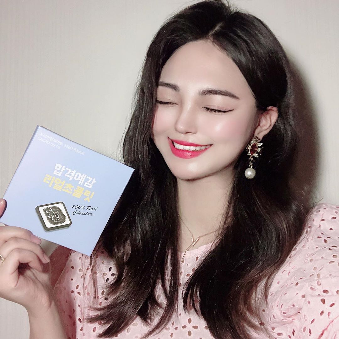 로레니 on Instagram: “2019년 수능까지 D-19일 🌟 불과 얼마 전 수능을 친 것 같은데 벌써 20학번 분들이 입시를 준비하고 계시네요 👶🏻❤️ 수능 치실 때 당 섭취는 필수인 거 모두 아시죠 ! 올해 수능 선물로는 '모어댄 초콜릿 합격예감' 으로 하는게 좋겠어요 헿…”