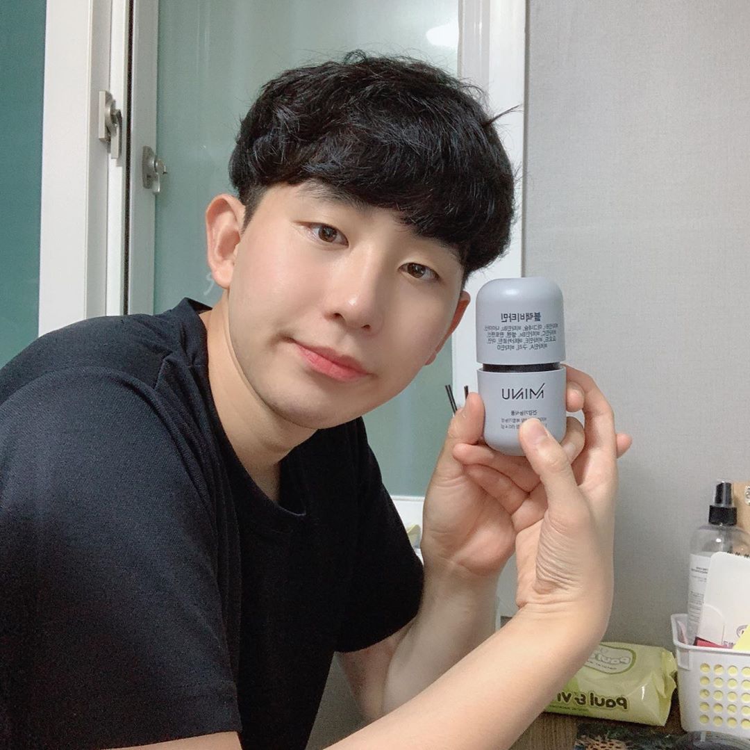 수정인 스타 on Instagram: “취업준비로 피곤에 찌든 오빠를 위한 프레젠또❤️ ✔️비타민B를 포함한 15종의 비타민과 미네랄,그리고 16종의 부원료과 함유되어 다양한 연령층 섭취 가능 ✔️하루 2정 간편하게 섭취가능 • • • • • #미누 #minu #미누블랙비타민 #블랙비타민…”
