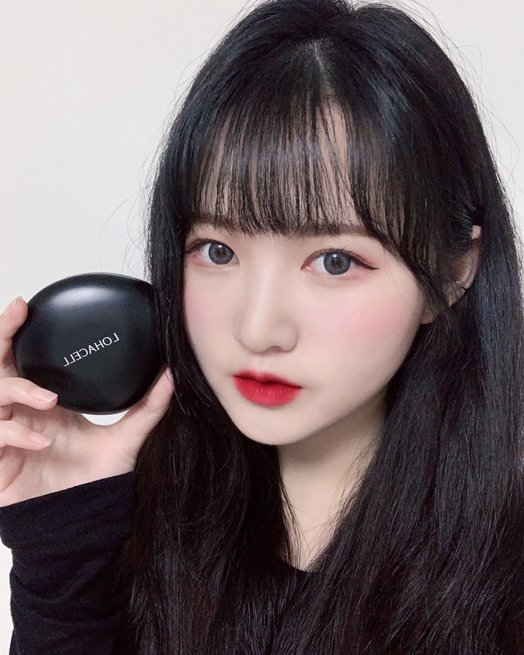 나영 on Instagram: “💎로하셀 리얼 피팅 쿠션💎 - - 조약돌 쿠션, 짱돌 쿠션이라고도 불리는 쿠션인데 정말 조약돌처럼 생겼다😆 - 무거운 쿠션 쓰면 피부가 답답한 느낌이라 싫어하는데 로하셀 리얼 피팅 쿠션은 가볍게 밀착돼서 좋았던,,🤭 퍼프도 물방울 형태라 눈가나 코…”