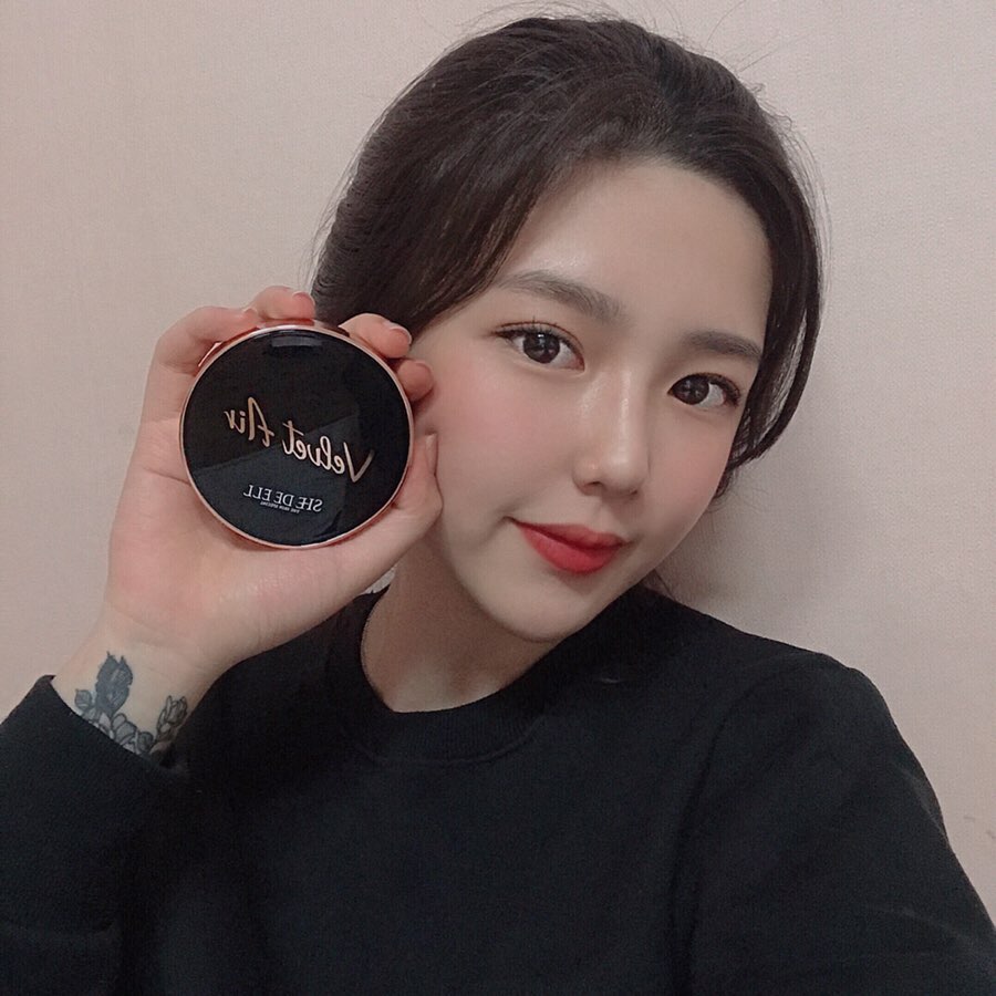 김민서 on Instagram: “쉬드엘 화장품은 처음 써봤는데 기대 이상이었어요 ! 커버도 잘되고 밀착력이 좋아서 그런지 지속력도 짱👍 원래 수정화장을 안하는데 아침에 화장하고 나가면 집에 와서까지 아침 그대로 유지되고 21호 쓰는데 색이 딱 찰떡이에욤😊 내가 좋아하는 세미메트한…”