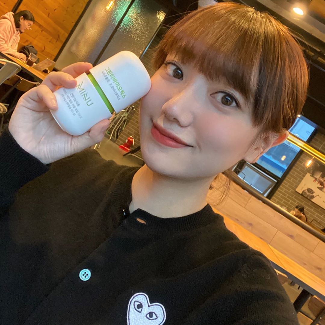현 디 ෆ on Instagram: “체지방 감소에 도움을 줄 수 있는 녹차추출물
 카테킨이 포함되어 있어서 1석 2조 🌱💚
✔️하루 1번 2캡슐 섭취로 간편해서 제품 받은지 2주 정도 됐는데
 꾸준히 먹고 있지륜! 미누로 장건강 관리하댱! #미누다이어트”