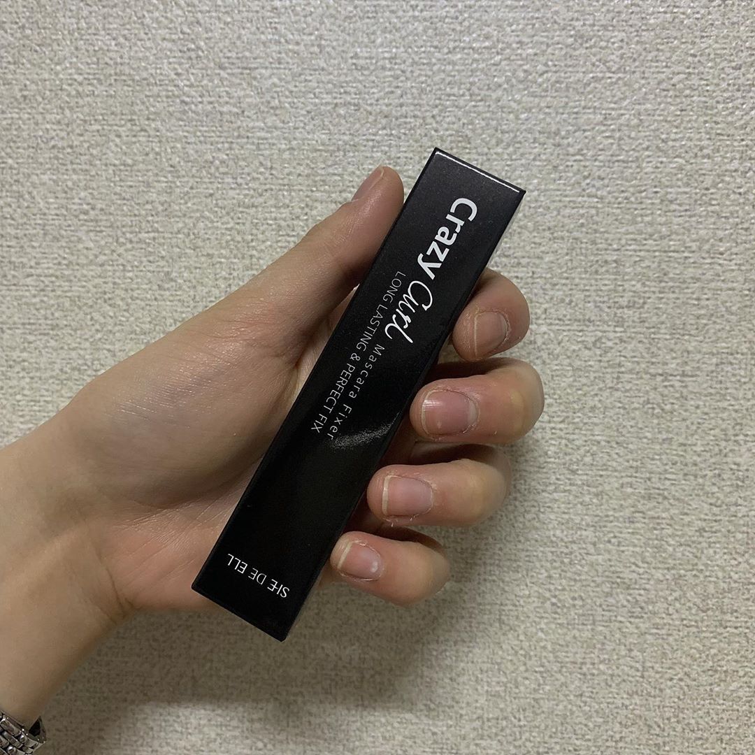 공시리 on Instagram: “크레이지 컬 마스카라 픽서👀 뭉침없이 매끄럽고 균일하게 하루종일 고정 할 수 있게 해주는 픽서 👍🏻 쌍꺼풀이 없어 안으로 말려들어가 더 짧아 보이는 속눈썹도 뷰러로 속눈썹을 컬링해 준 뒤, 뿌리부터 꼼꼼하게 바르고 말린 후 끝부분에 살짝 덧발라주면…”