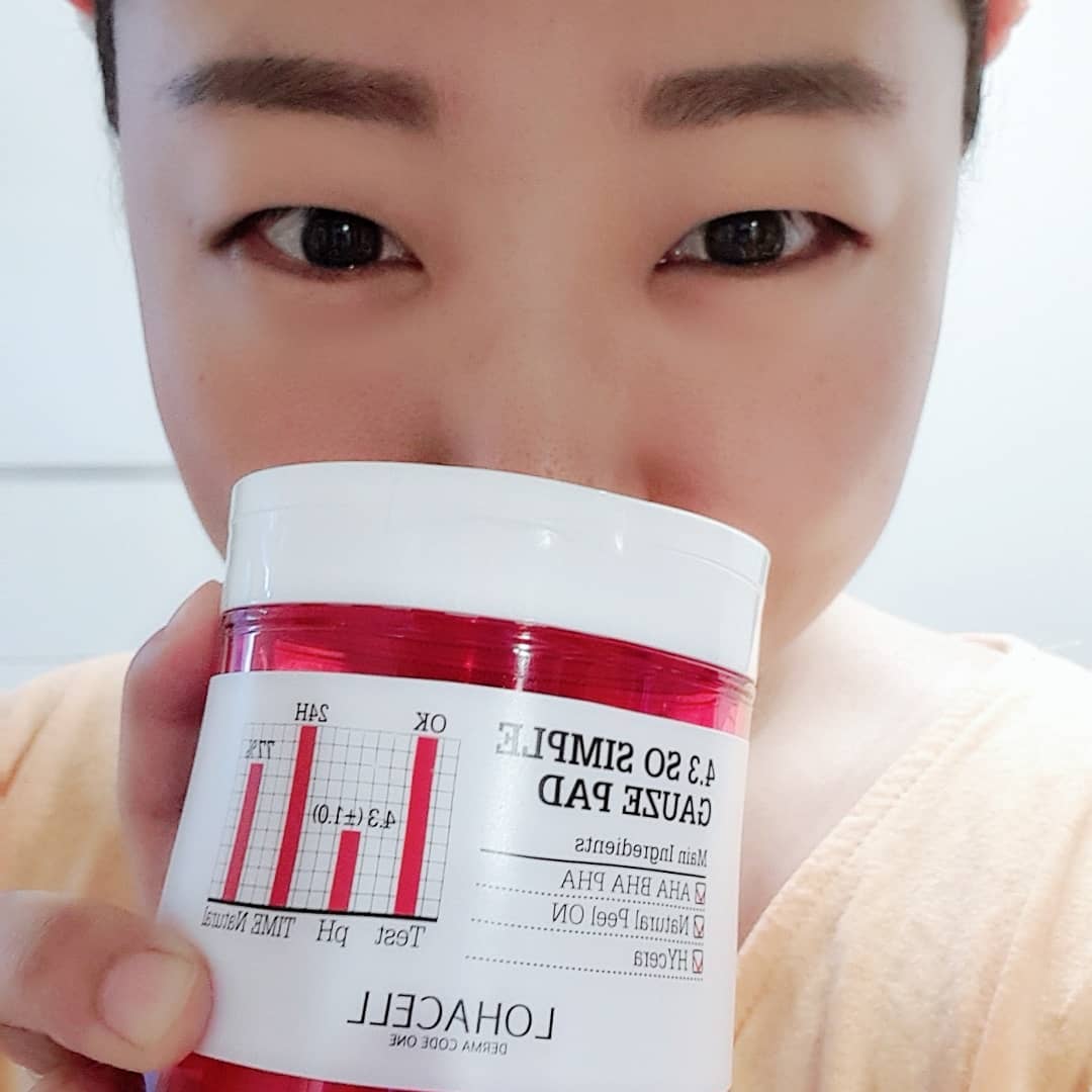 이찌 on Instagram: “모공이 문제인 나님,  로하셀쌍욕패드의 신세계 경험. AHA가 들었는데 따갑지않아!! 단한번에 각질제거, 개기름잡히고 촉촉하니 얼굴코팅되는 느낌. 단숨에 밝아지는 피부톤. 한눈에 바로보여서 두번놀람😳 일주일째 열심히 쓰는즁,, 피부결 차이 보이니들?…”