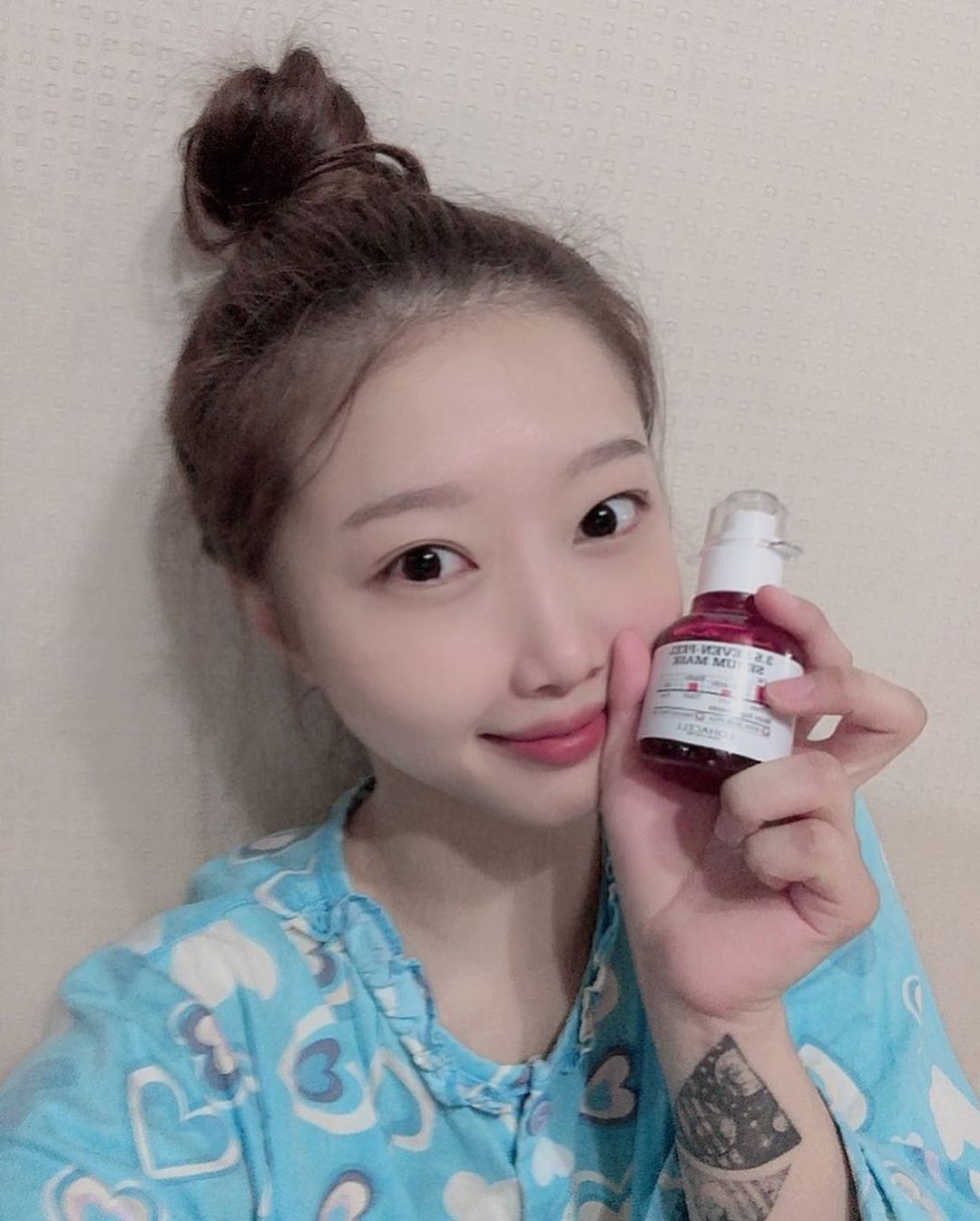 정혜원 on Instagram: “피부진정 피부관리엔 로하셀 각질패드에 이어 이번엔 '쌍욕세럼'  가볍게바르고 가볍게 씻어내자‼️👍 . . . @loha_c  #로하셀 #lohacell #로하셀쌍욕세럼 #로하셀3_5세븐필세럼마스크 #18세럼 #피부관리 #피부미인 #각질제거…”