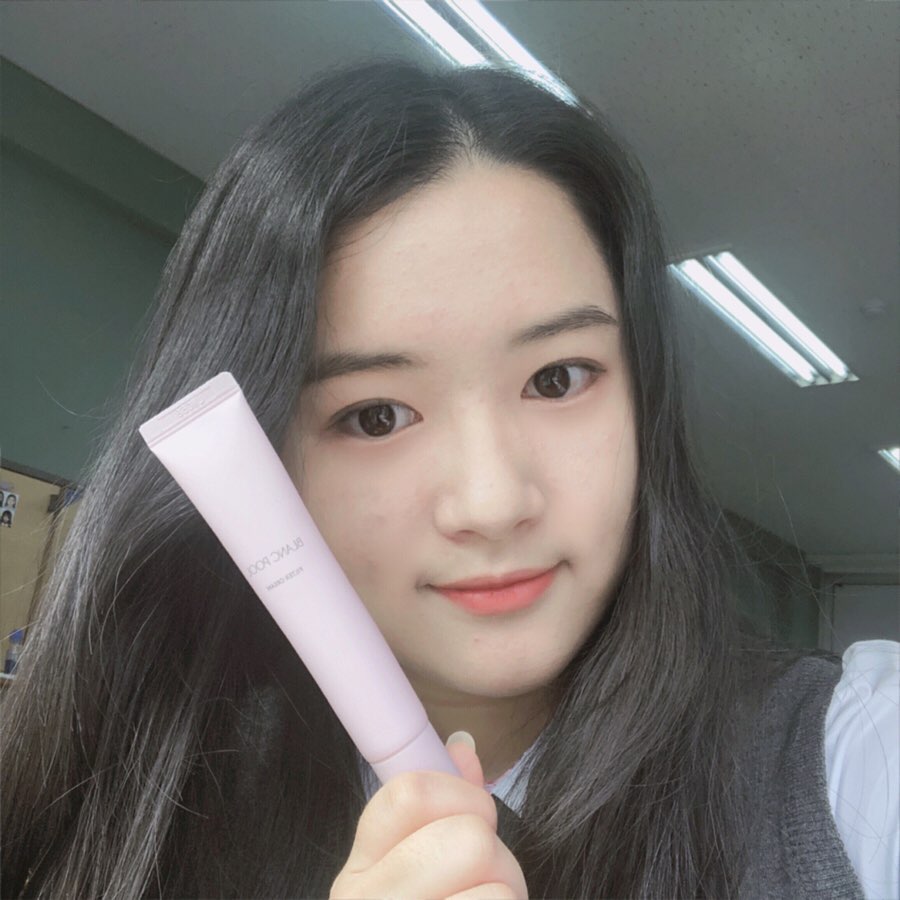 재희 on Instagram: “내가 썼던 톤업크림중에 가장 자연스러웠다 화장하기전에 써도 화장 안뭉쳐서 좋음 . . .  #블랑풀 #필터크림 #블랑풀톤업 #블랑풀필터크림 #톤업크림 #톤업크림추천#좋반#반사#선팔#맞팔#fff…”