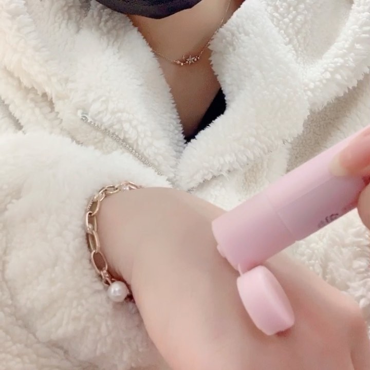 모소연 on Instagram: “처음부터 피부가 뽀얬던것처럼 자연스럽게 톤업시켜주는 톤업크림🙌🏻 다른 톤업크림과는 다르게 엄청 자연스럽고 촉촉해서 원래 내 피부인것같아요!  쌩얼인척하기 딱 좋아😏 . . . #블랑풀 #필터크림 #블랑풀톤업 #블랑풀필터크림 #톤업크림 #톤업크림추천…”