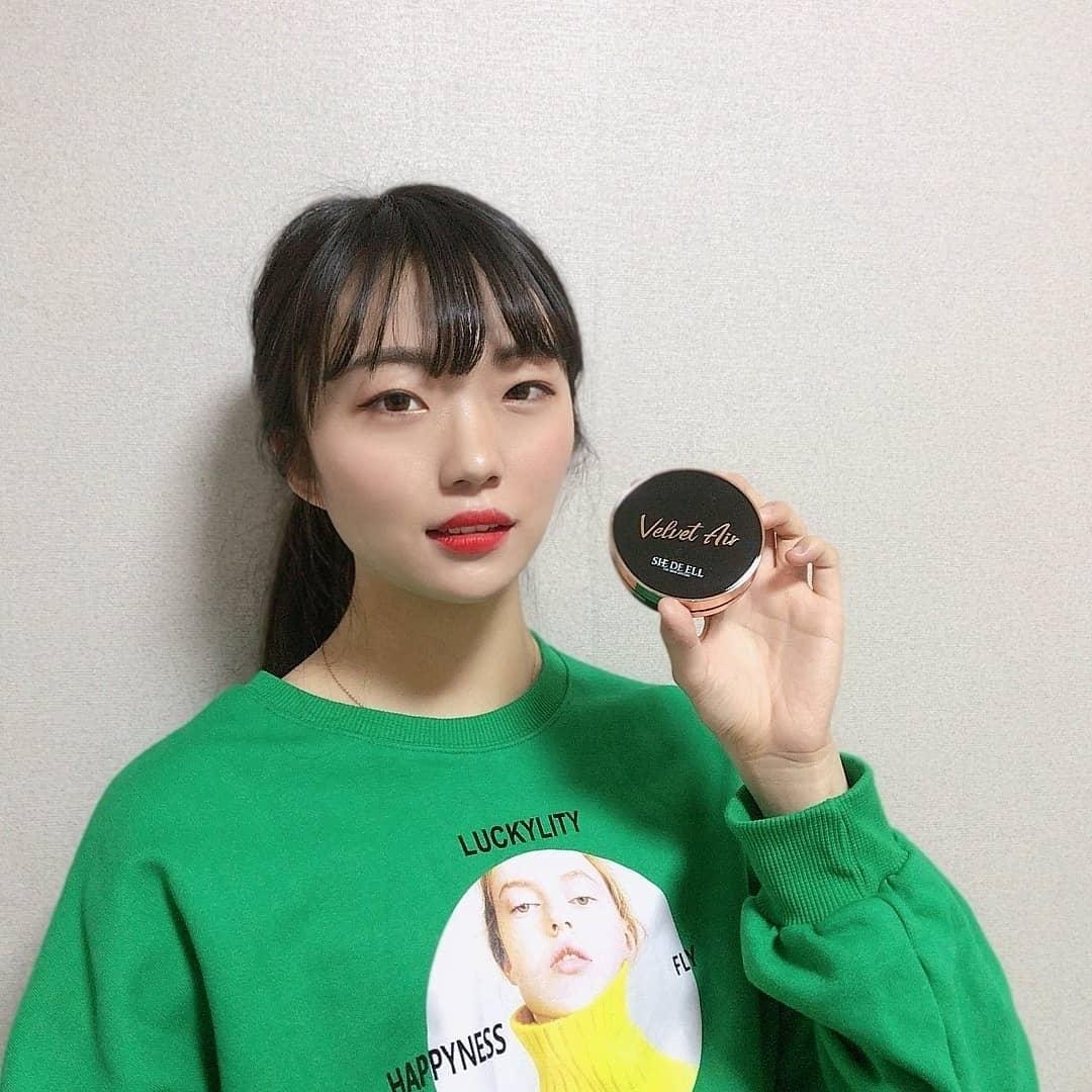 Hwang Hae In(황혜인) on Instagram: “얇게 밀착되며 지속력 오래가는 쿠션 ➡️ 쉬드엘 벨벳 에어 에이블 쿠션❤  23호지만 너무 어둡지도 밝지도 않게 자연스러우면서 피부표현 좋게 해주는 예쁜 색상이에요❗❗ . . . . . . . #쉬드엘 #SHEDEELL #쉬드엘벨벳에어에이블쿠션…”
