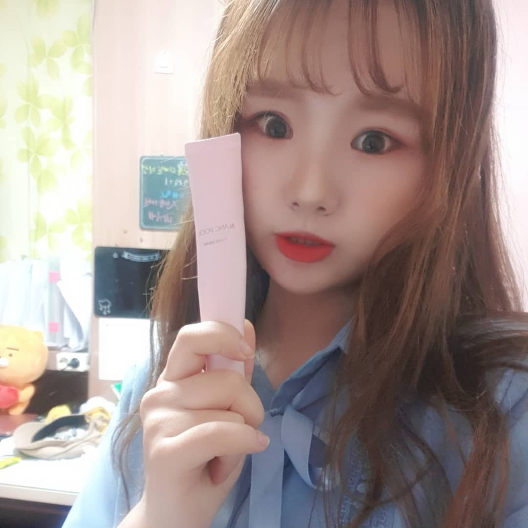 소영 on Instagram: “#첫줄안녕 인스타 드디어 풀ㄴ려따☺️💕 기존의 부자연스러운 톤업크림들말구 아주 자연스럽고 발림성좋으면서 촉촉하기까지한 필터크림을 가져와써요 >_< 쌩얼인척하기 좋아요,, 집앞에 잠깐 나갈때 가볍게 바르기 좋아요 !! 톤업크림 찾고계시는분들…”